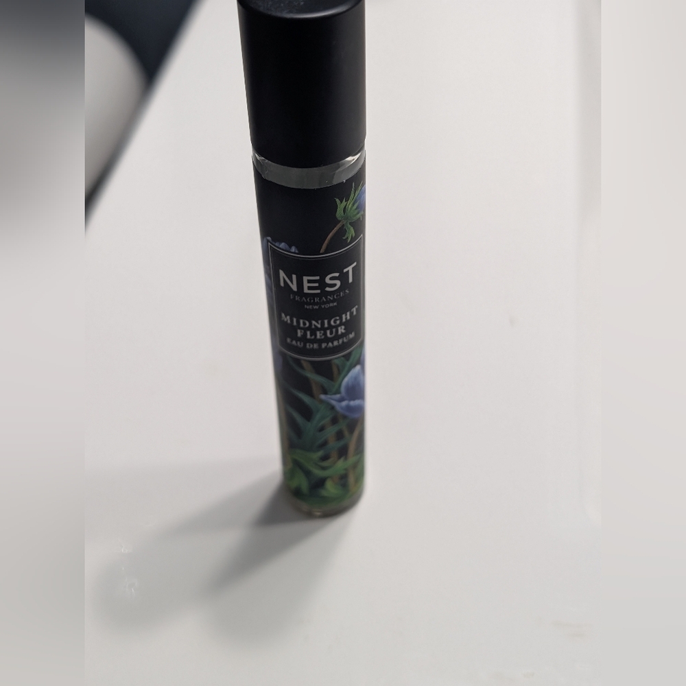 NEST Fragrances Midnight Fleur Rollerball - Black and Green